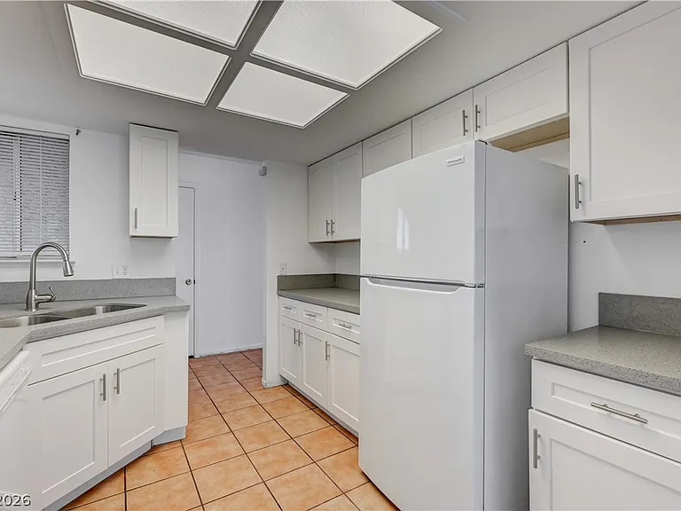 707 Honeybee Ct — Photo 17