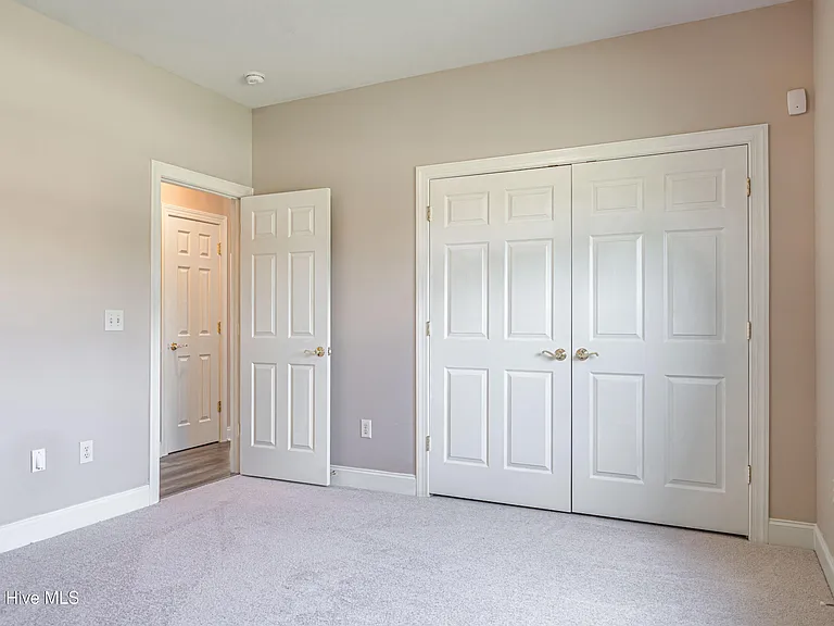 11 Victoria Dr — Photo 34