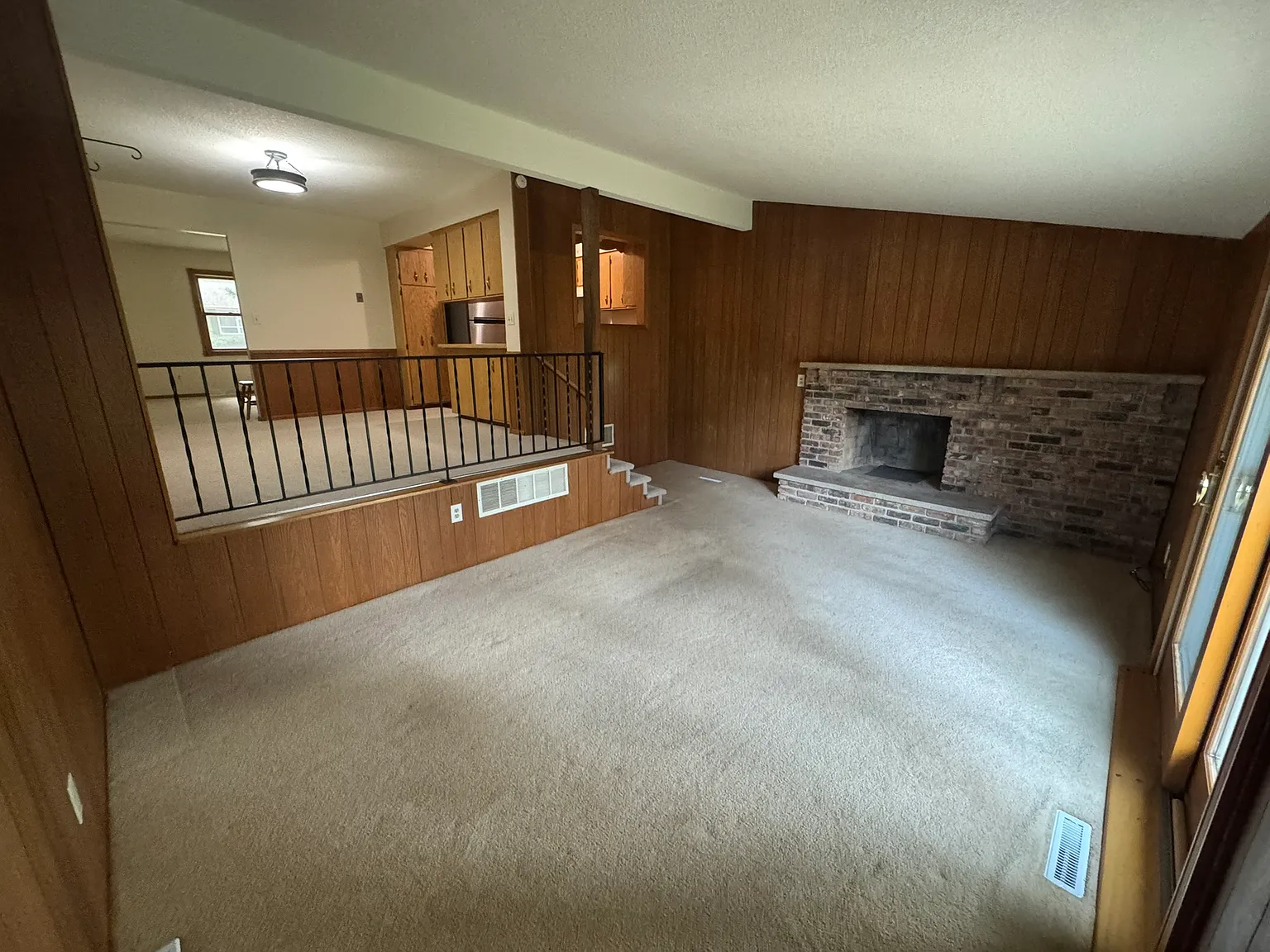4 bed, 2300 sqft, $2,500 — Photo 4