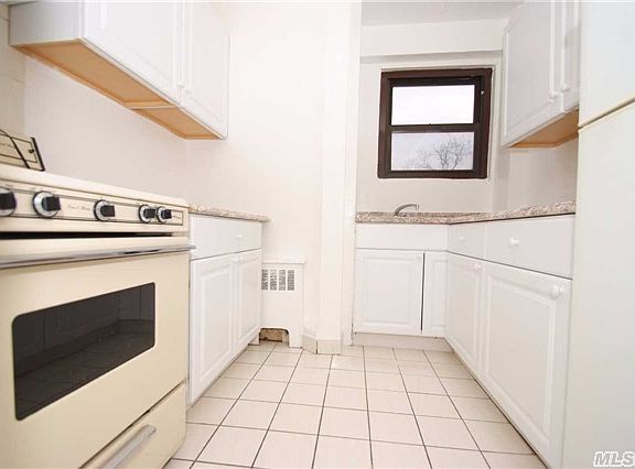 3rd image of 181 Pearsall Dr