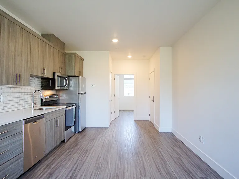 1627 SE Reedway St #203 — Photo 5