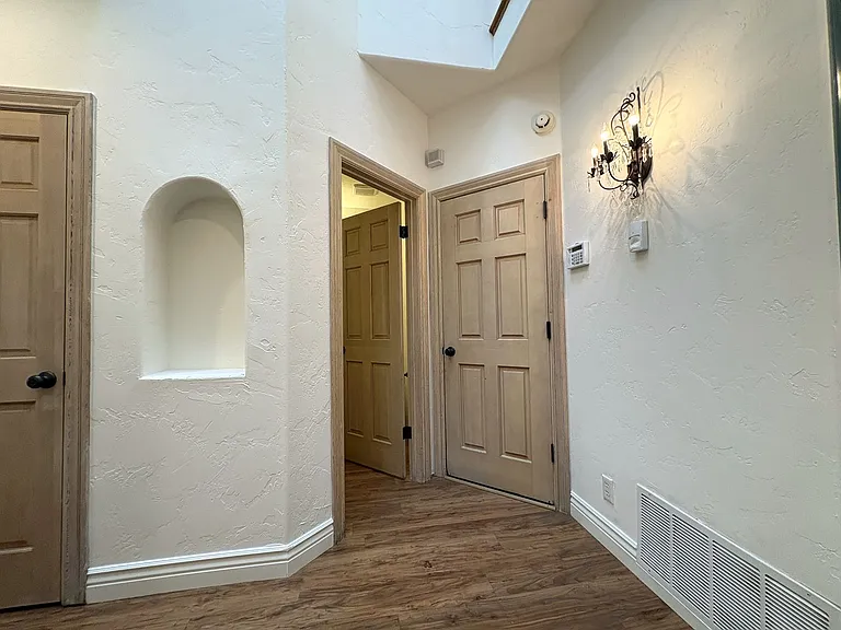 712 Elizabeth Ln — Photo 5