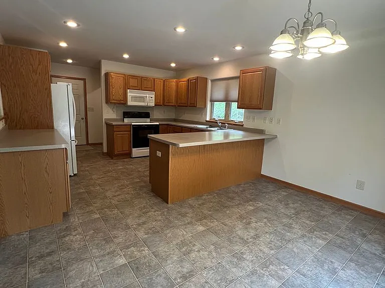137 E Charles St — Photo 7