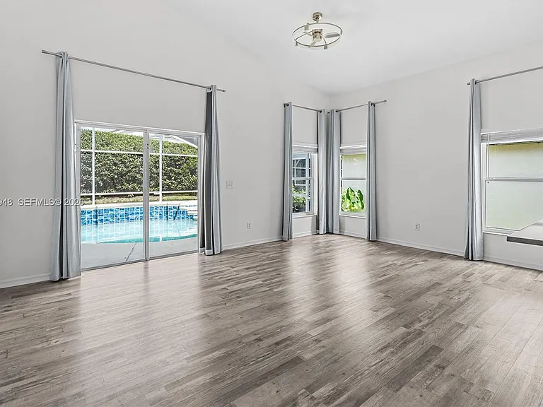 434 Castlemain Cir — Photo 16