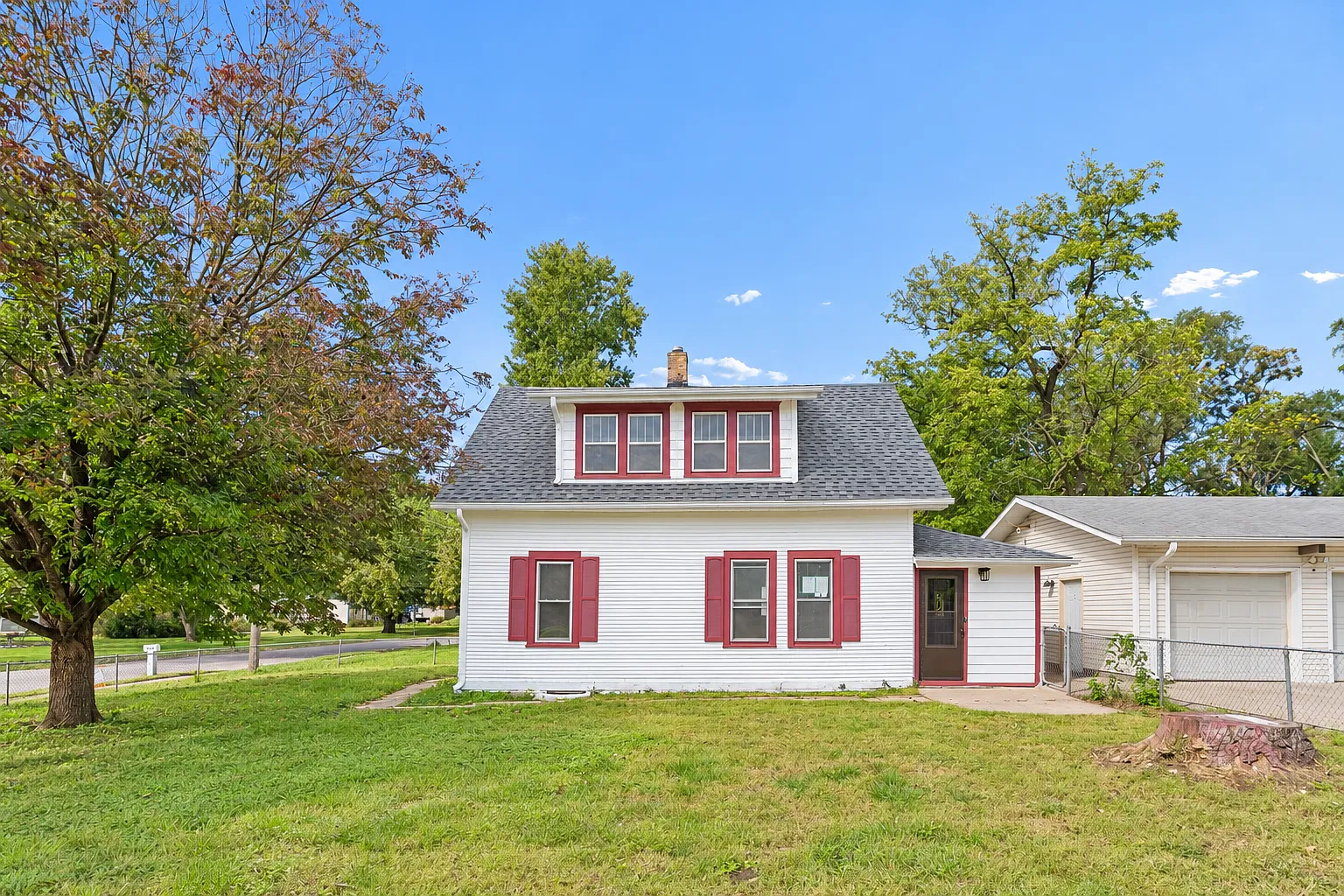 3 bed, 1.5 bath, 1356 sqft, $1,799 — Photo 3