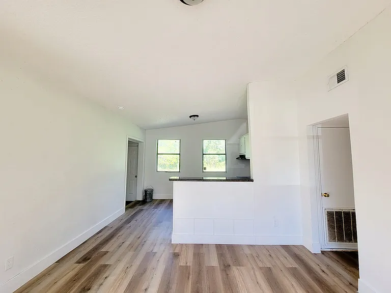 906 N Veterans Dr — Photo 2