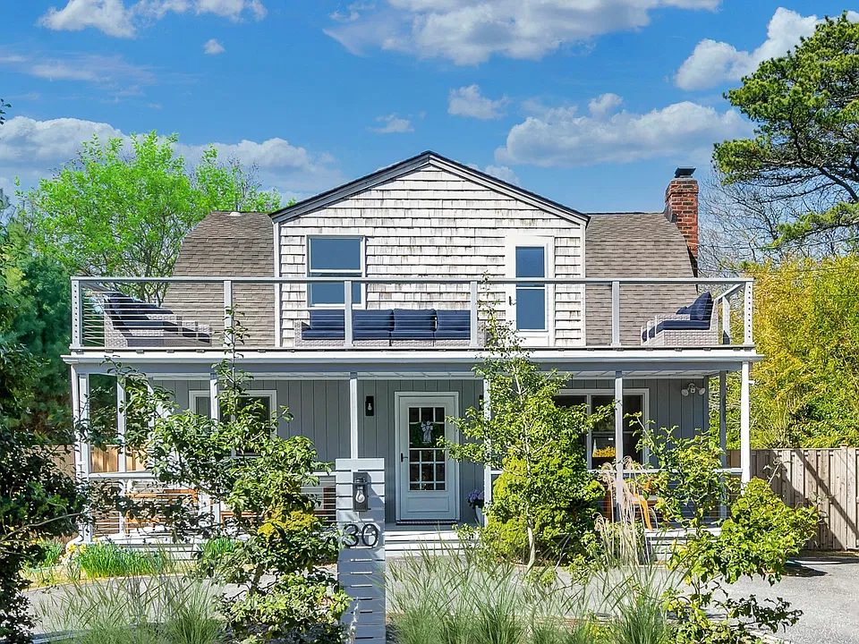 30 Wyandanch Ln