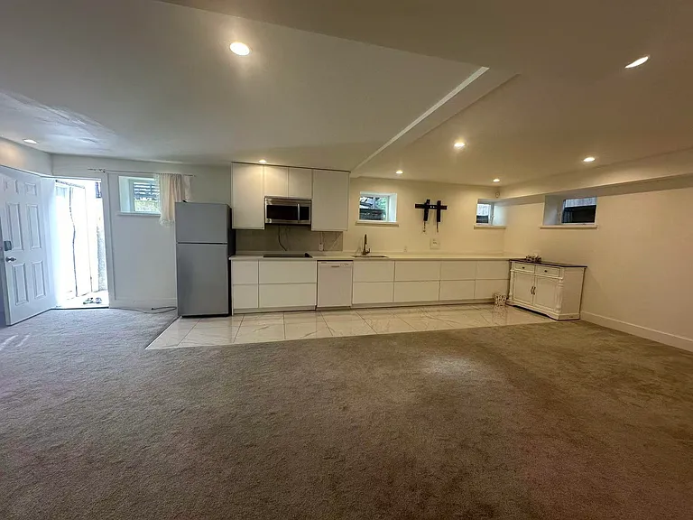 1525 King George Blvd — Photo 3