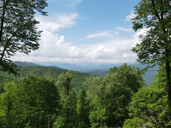 5 Hawks Ridge Dr, Whittier, NC 28789