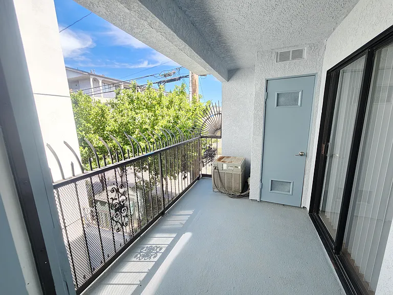 1520 Freeman Ave — Photo 11