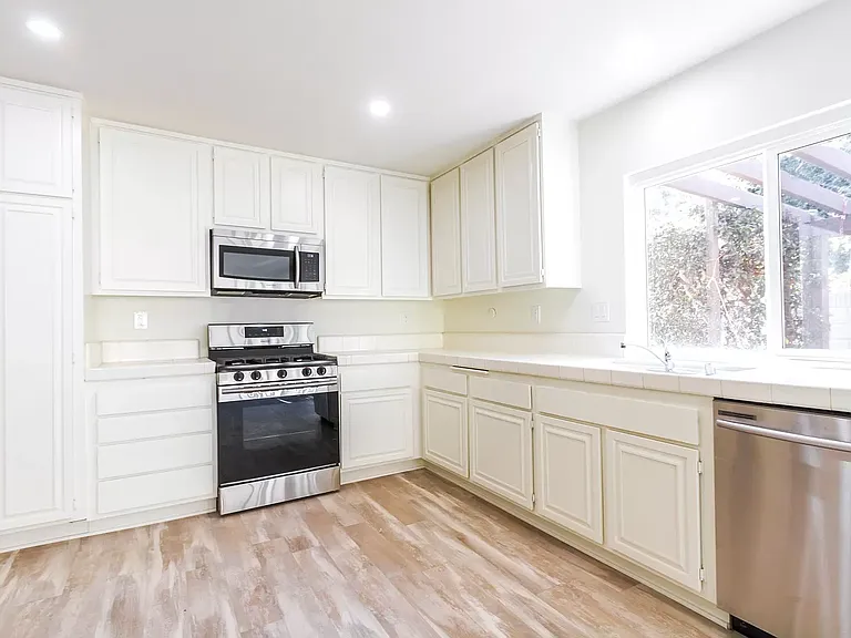 966 Goldenrod Dr — Photo 6
