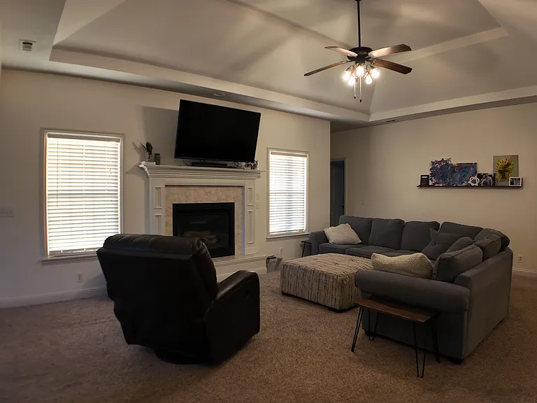 1624 Brewster Ln — Photo 3