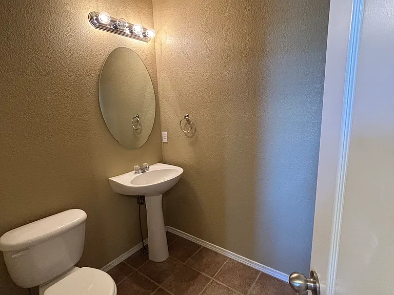 6594 Silverwind Cir — Photo 3