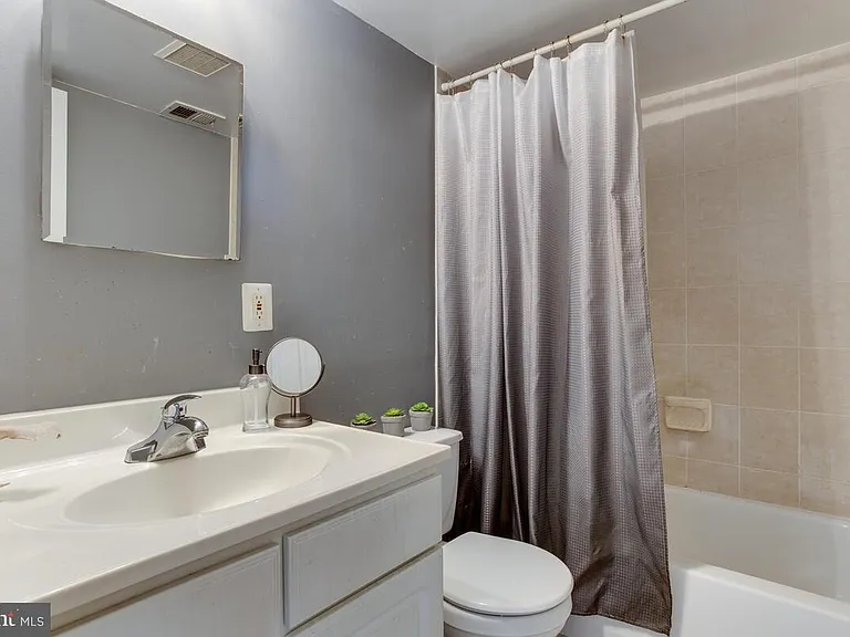 2500 Markham Ln — Photo 5