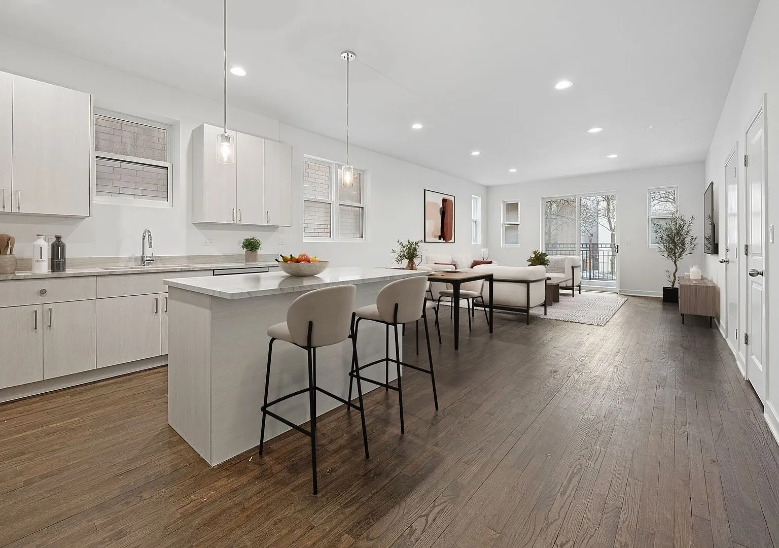 4 bed, 3.0 bath, 1700 sqft, $5,100 — Photo 3
