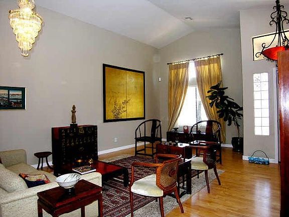 Large living room w/ vaulted ceilings
