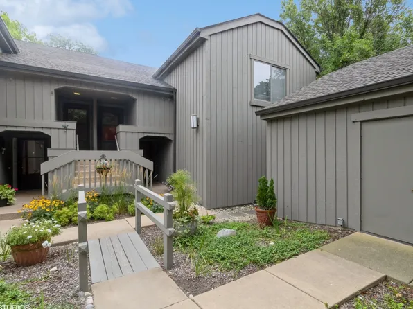 209 Shoreline Rd APT D, Lake Barrington, IL 60010