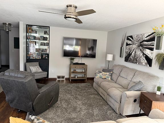 2nd image of 1009 Willow Dr