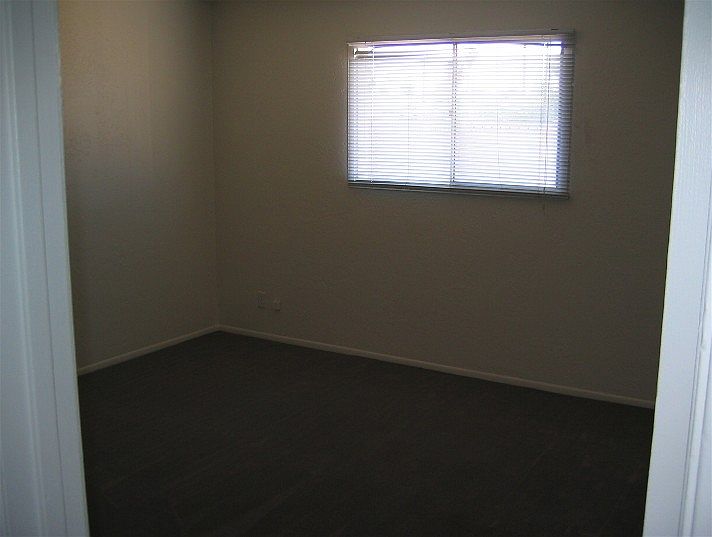 2nd image of 826 W 19th St