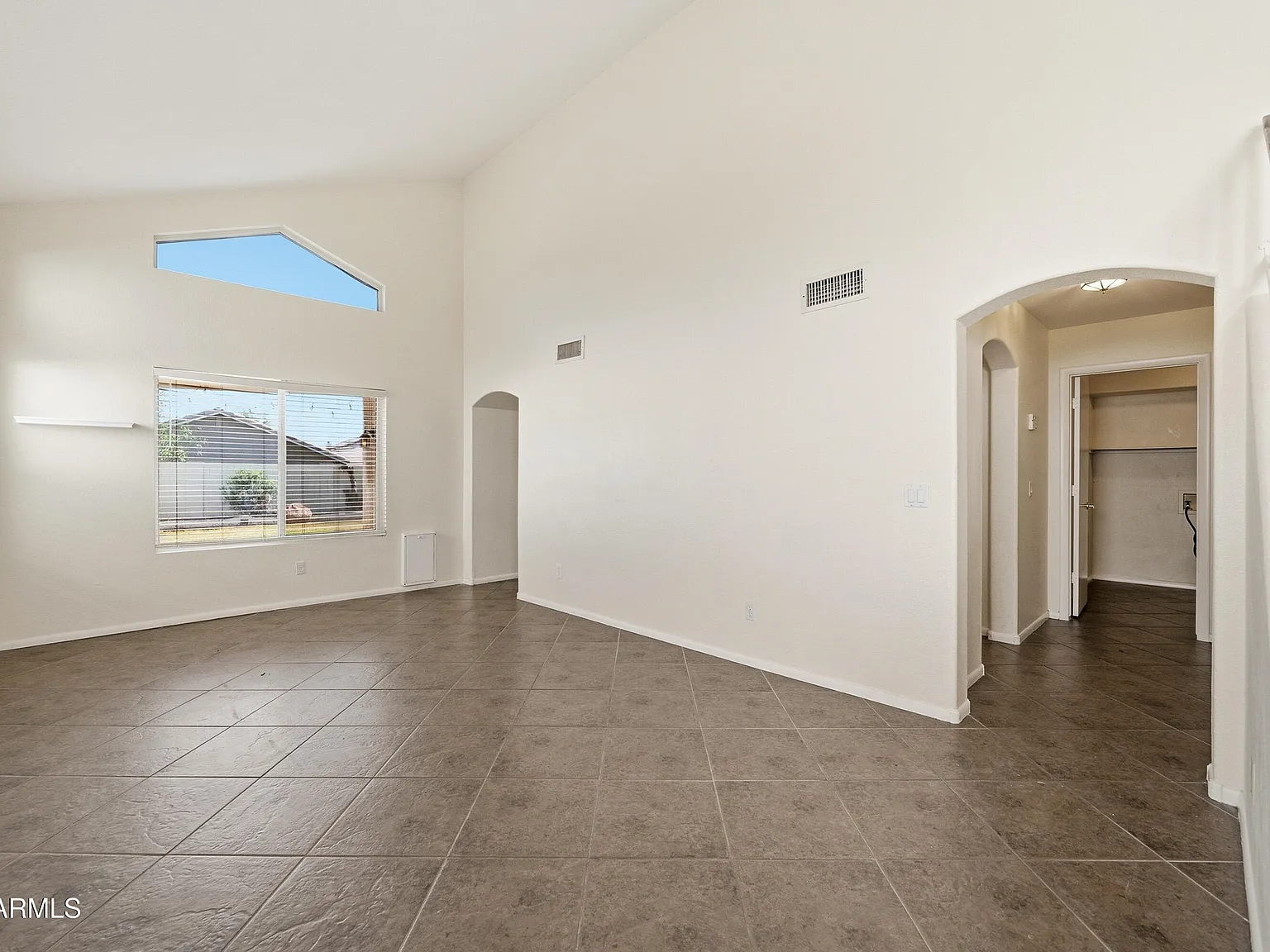 3 bed, 2.5 bath, 1705 sqft, $2,090 — Photo 3