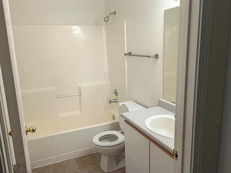 Mallard Cove Apartments — Photo 14