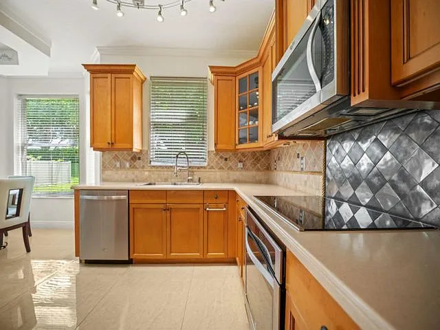 4 bed, 2.5 bath, $4,350 — Photo 3