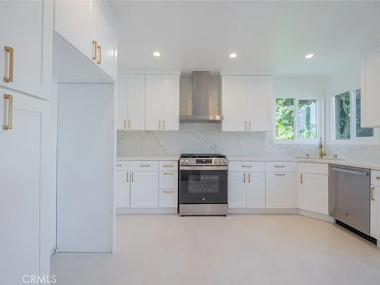 14418 Martha St — Photo 6