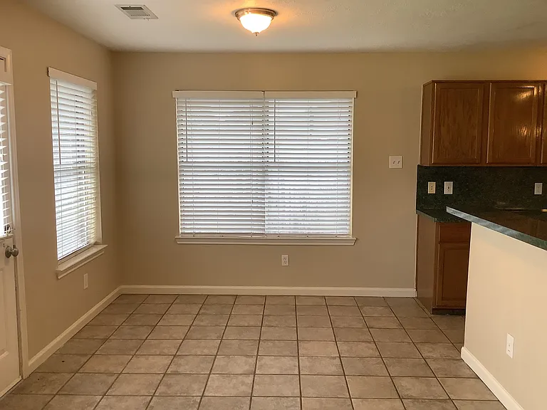 1423 Hunter Green Ln — Photo 4
