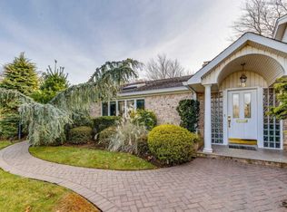 25 Robbins Ln, Great Neck, NY 11020