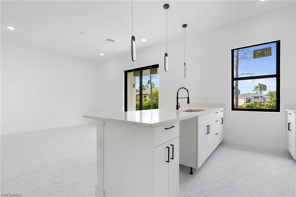 3 bed, 2.0 bath, 1633 sqft, $2,100 — Photo 3