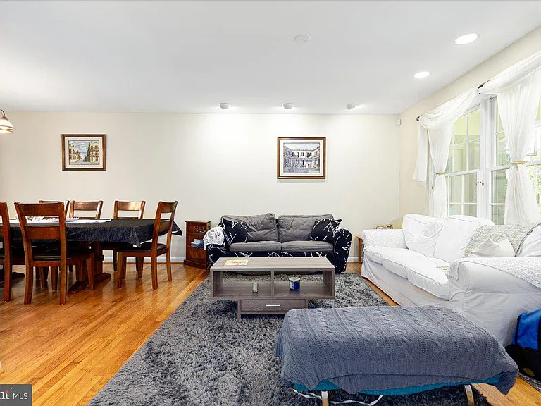 4 Sussex Ct — Photo 4