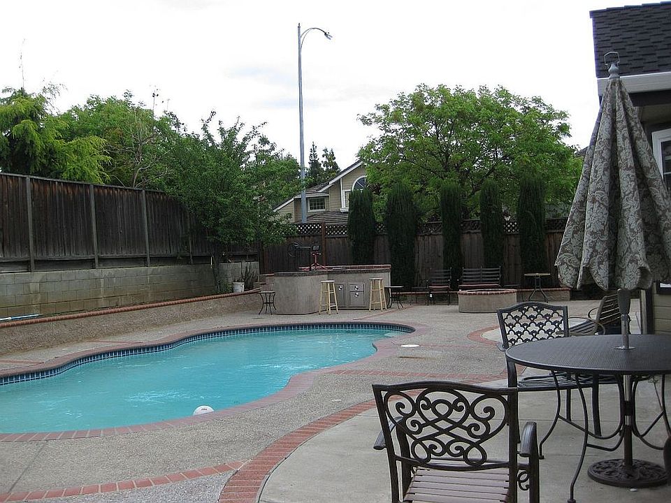 Built-in Bar-b-que & Fire-pit