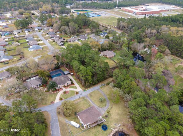 Big Oak & Lake Geneva Dr, Ocean Springs, MS 39564