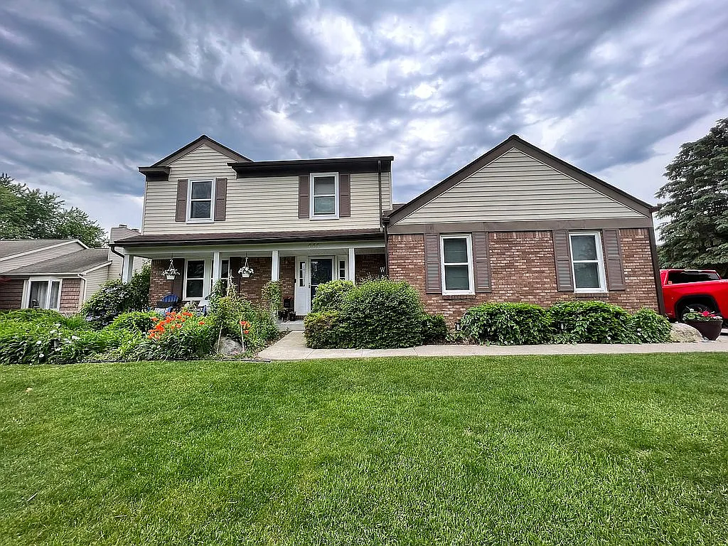 445 Lakes Edge Dr photo 1