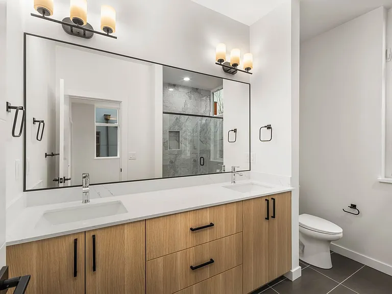 546 S Cloverdale St #D — Photo 4