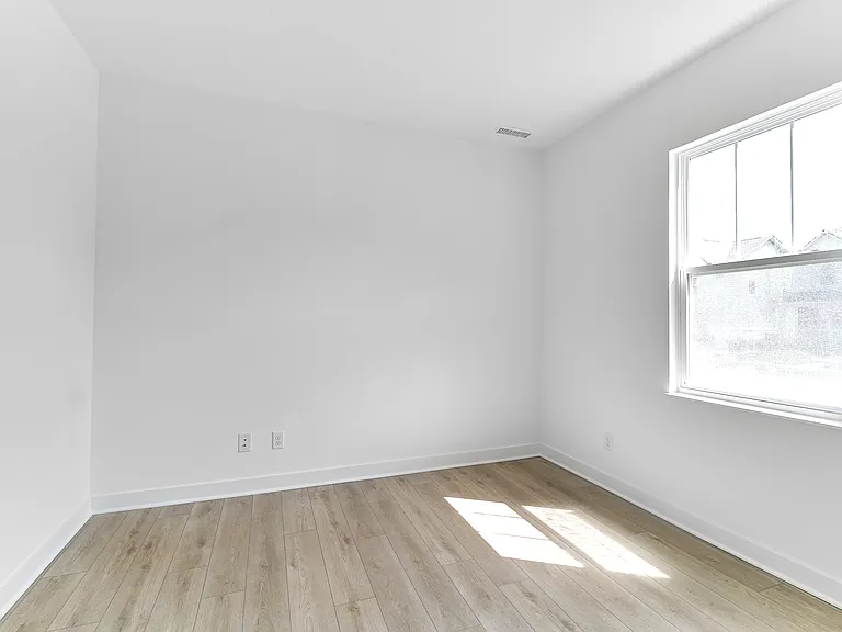 422 Eisenhower St — Photo 5