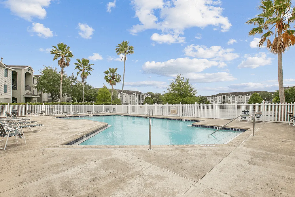 Waterford Pointe Apartments — Photo 2