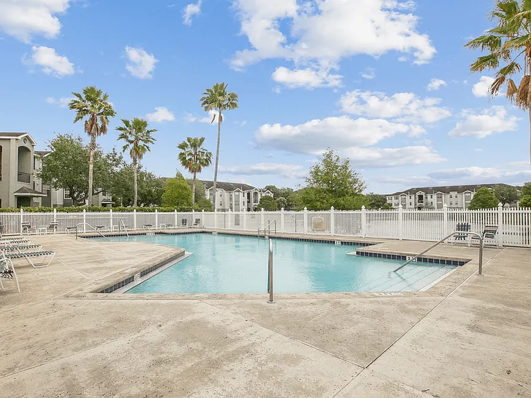 Waterford Pointe Apartments — Photo 2