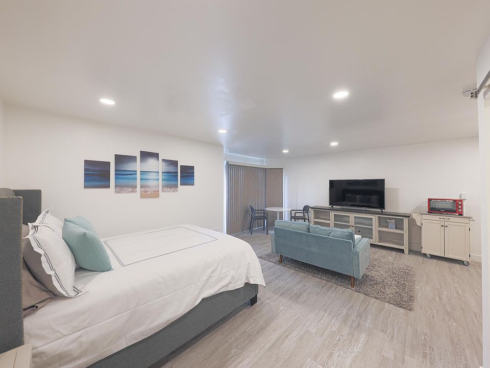 1st image of 18 N Venice Blvd