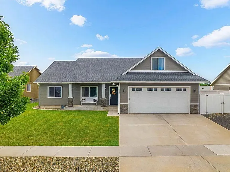 1724 Pioneer Dr — Photo 1
