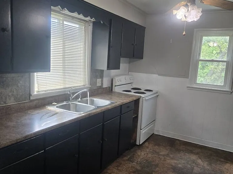 205 Helen St — Photo 8
