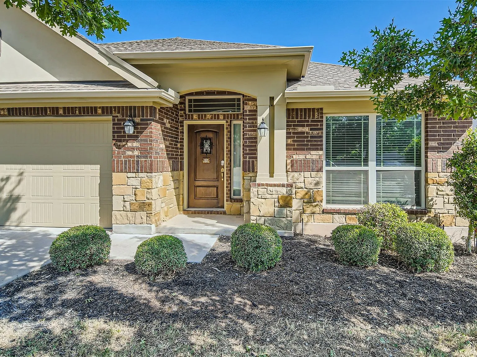 3 bed, 2.0 bath, 2047 sqft, $2,600 — Photo 3