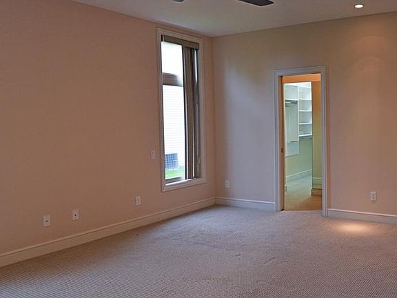 3rd image of 465 Augustus Dr