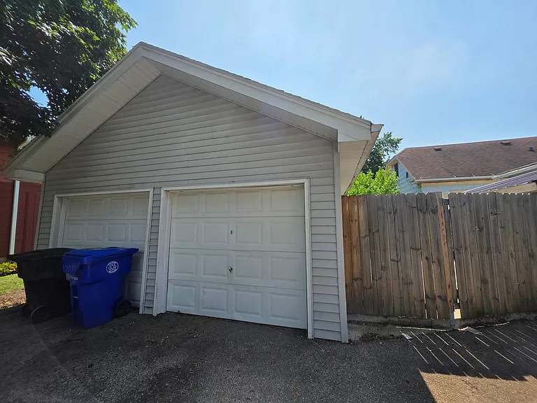 616 N State St — Photo 12