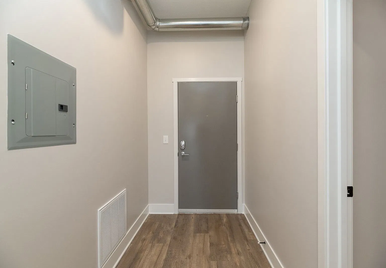 2 bed, 2.0 bath, 920 sqft, $2,025 — Photo 2