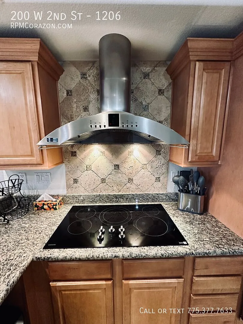 Fully furnished upgraded luxury condo with amazing views and 2 large suites + 2 garage spots! — Photo 4
