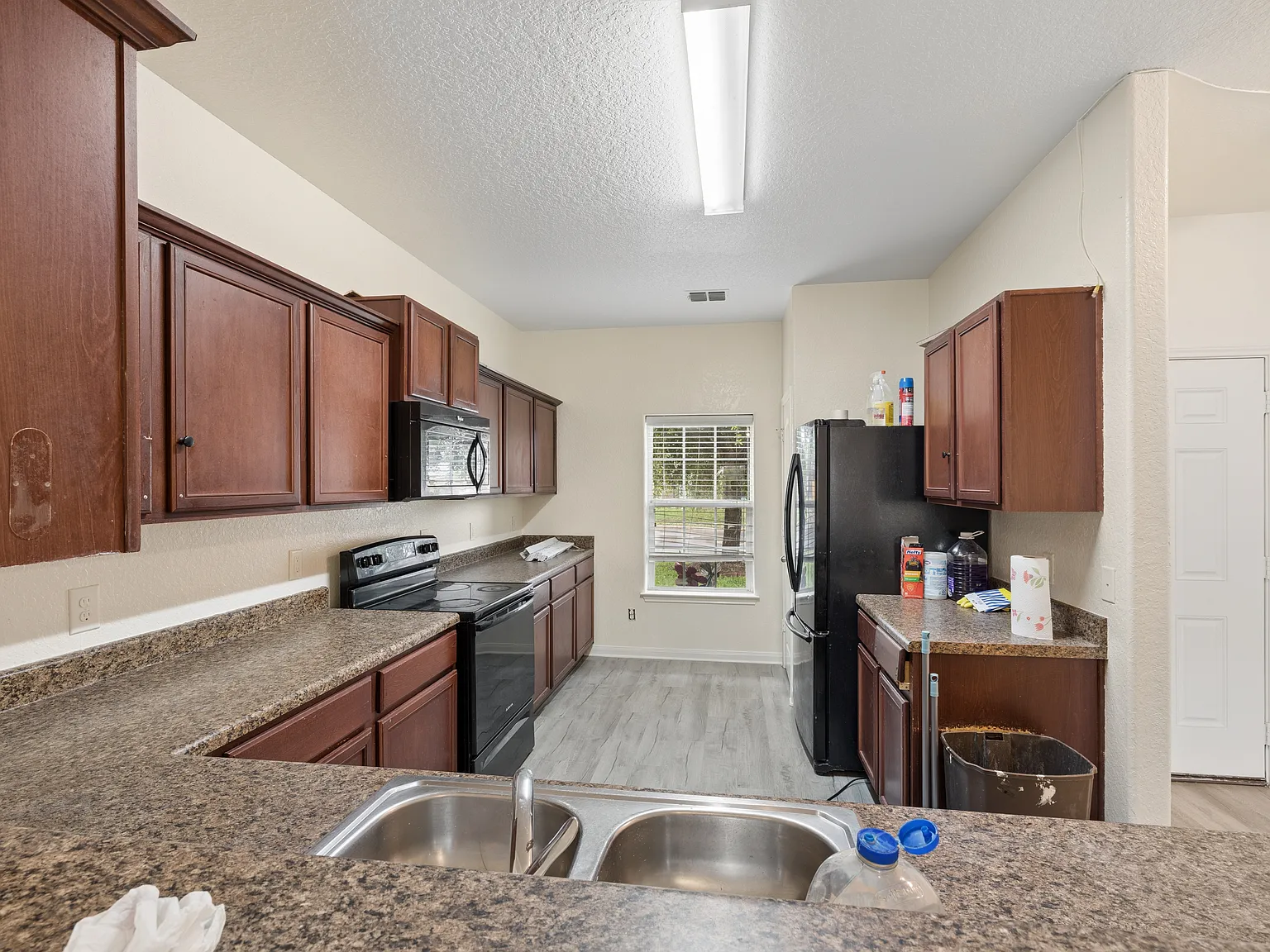 5 bed, 2.5 bath, 2560 sqft, $1,899 — Photo 4