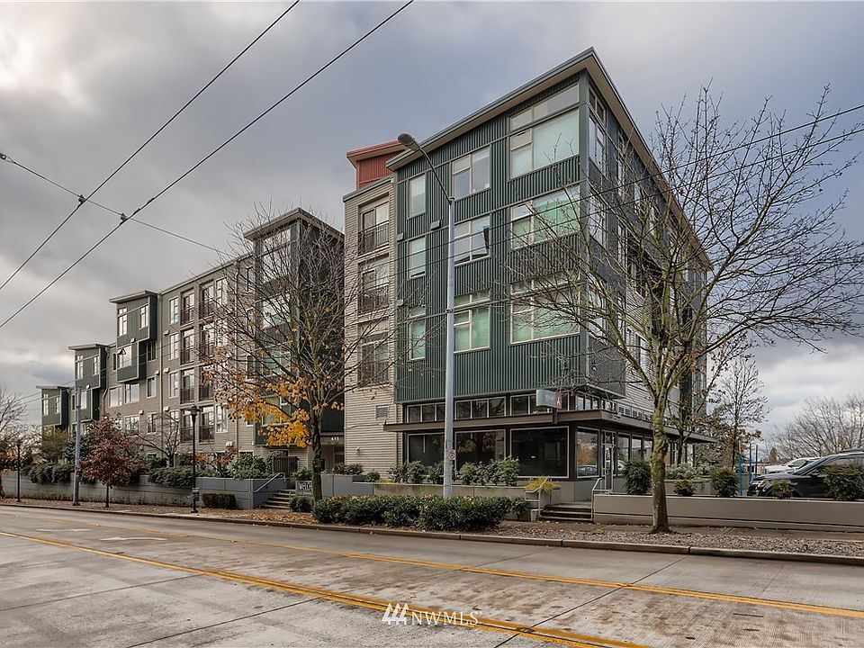 Beautifully maintained 2003 building 