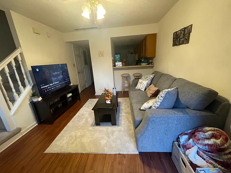 811 E Sherwood Hills Dr — Photo 2