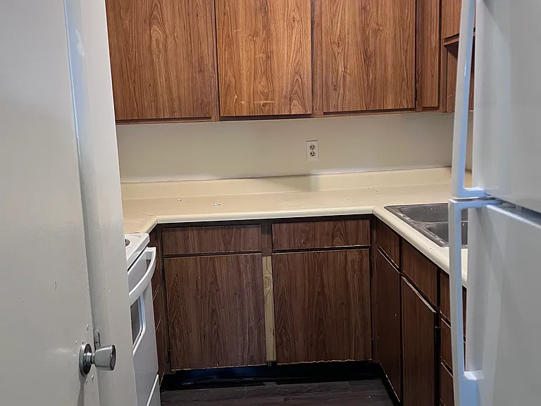 Bluegrass Place I & II Apartments — Photo 9